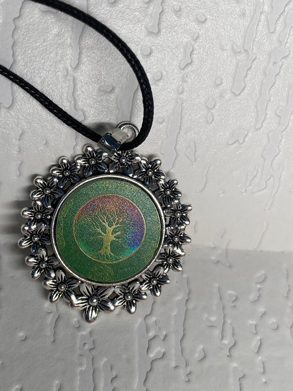 Amulett – silberfarben Blumenmuster mit Baum des Lebens Symbol – Produktansicht 1
