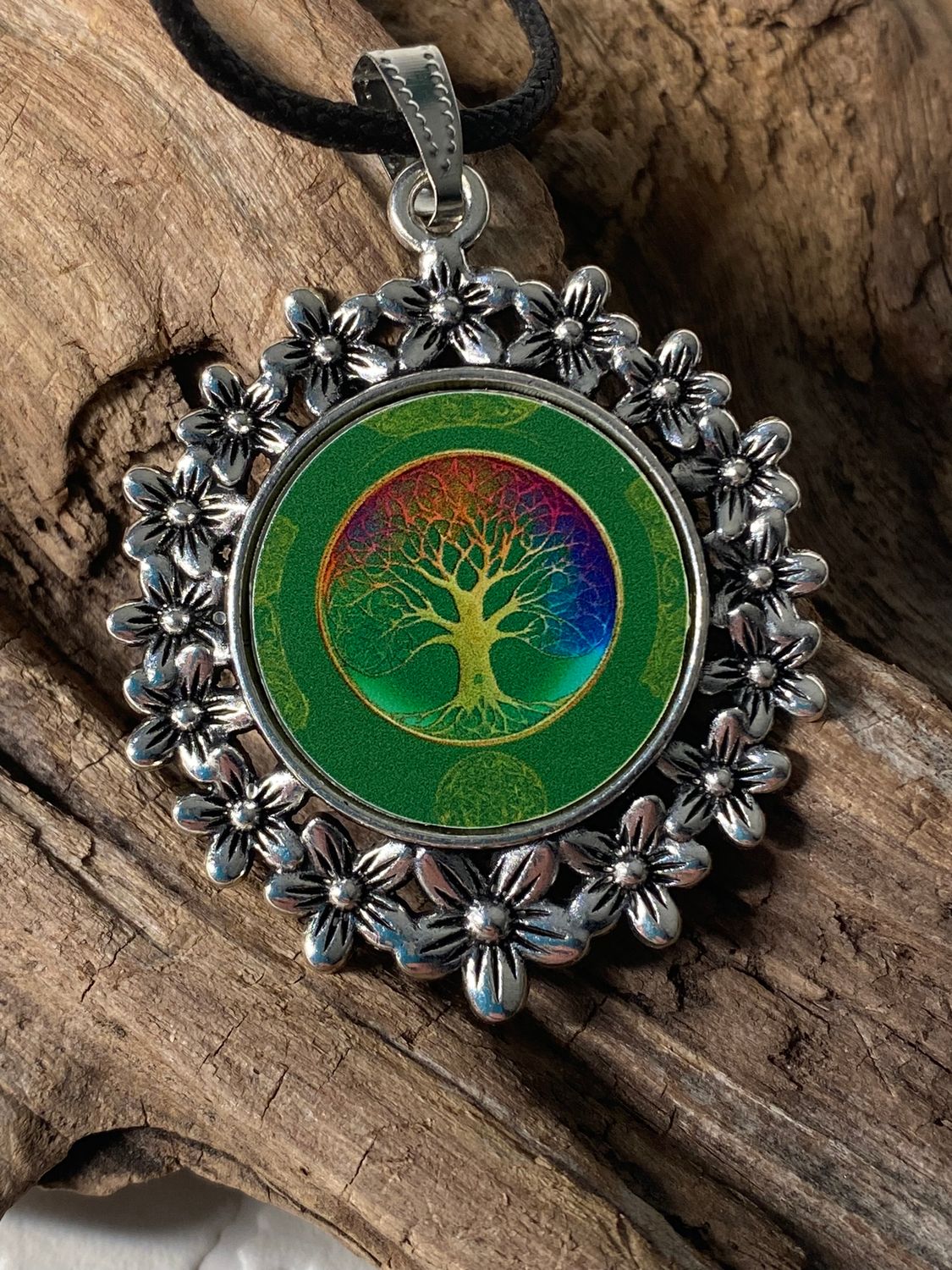 Amulett – silberfarben Blumenmuster mit Baum des Lebens Symbol – Produktansicht 1