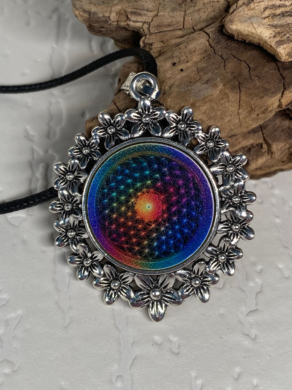 Amulett – silberfarben Blumenmuster mit Blume des Lebens Symbol – Produktansicht 1