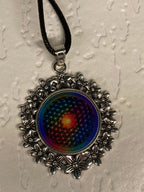 Amulett – silberfarben Blumenmuster mit Blume des Lebens Symbol – Produktansicht 1