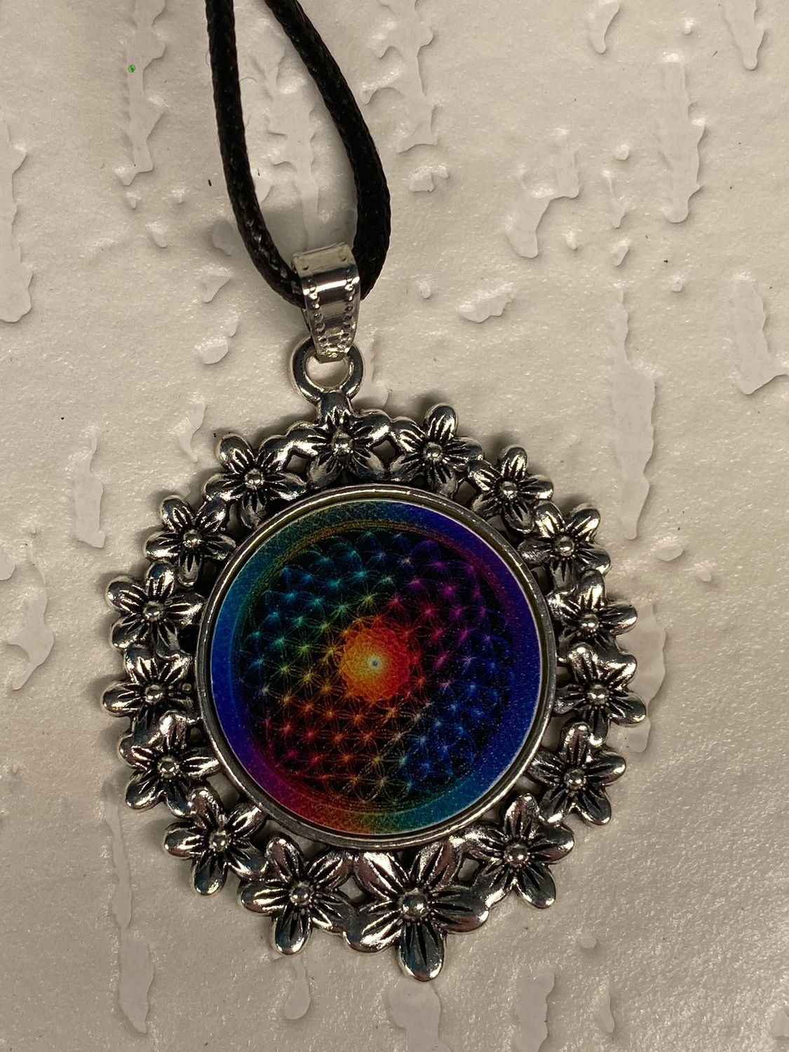 Amulett – silberfarben Blumenmuster mit Blume des Lebens Symbol – Produktansicht 1