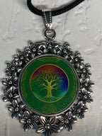 Amulett – silberfarben Blumenmuster mit Baum des Lebens Symbol – Produktansicht 1