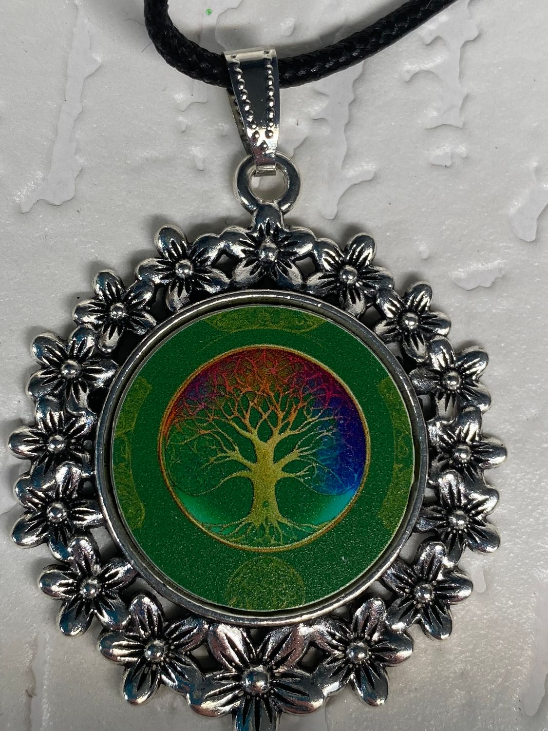 Amulett – silberfarben Blumenmuster mit Baum des Lebens Symbol – Produktansicht 1