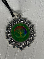 Amulett – silberfarben Blumenmuster mit Baum des Lebens Symbol – Produktansicht 1