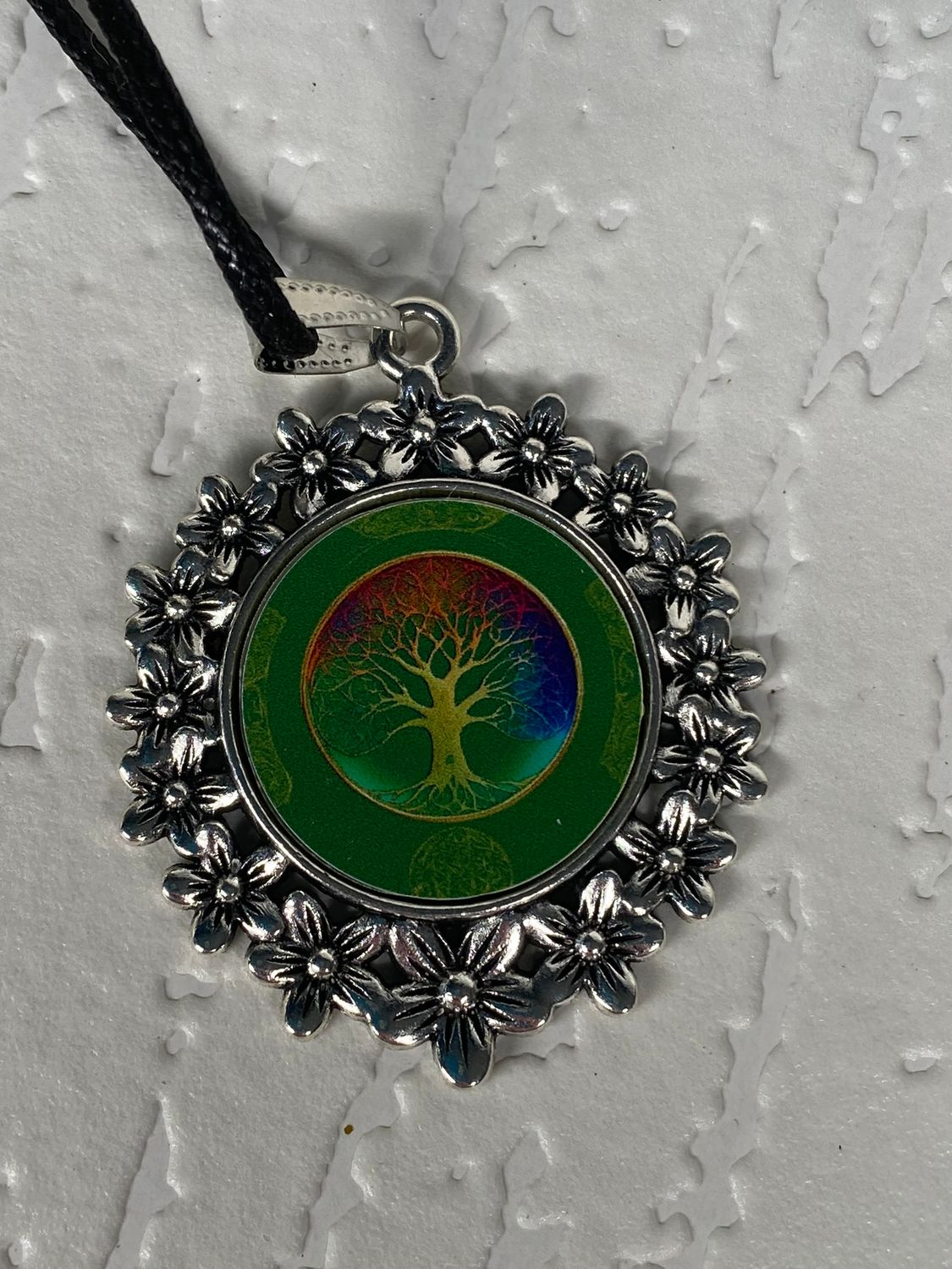 Amulett – silberfarben Blumenmuster mit Baum des Lebens Symbol – Produktansicht 1