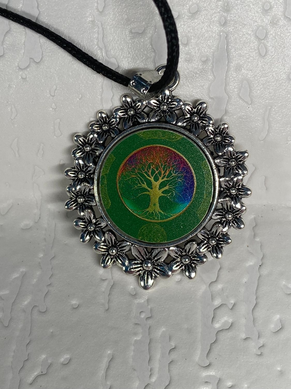 Amulett – silberfarben Blumenmuster mit Baum des Lebens Symbol – Produktansicht 1