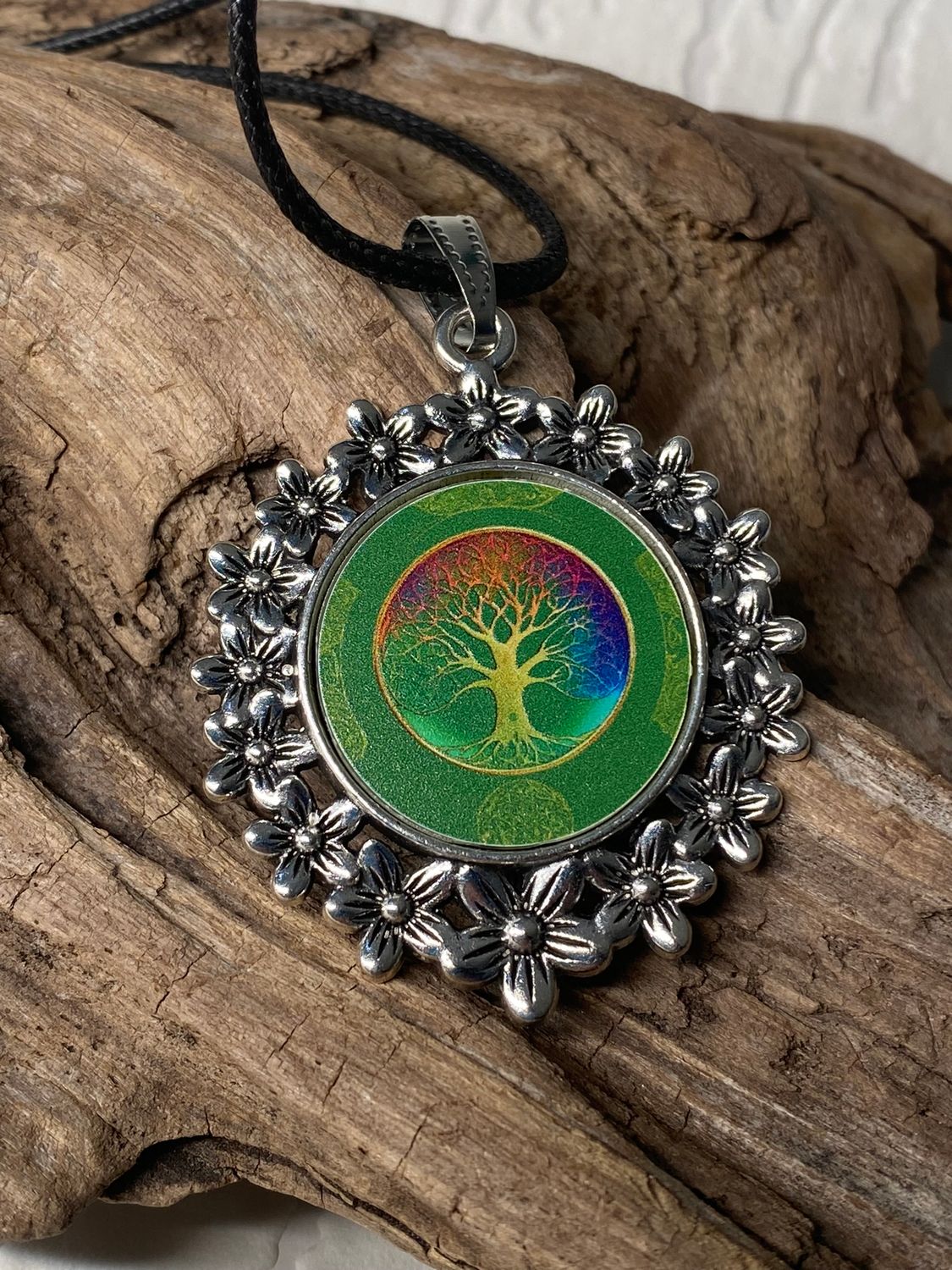 Amulett – silberfarben Blumenmuster mit Baum des Lebens Symbol – Produktansicht 1