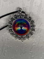 Amulett – silberfarben Blumenmuster mit Baum des Lebens Symbol – Produktansicht 1