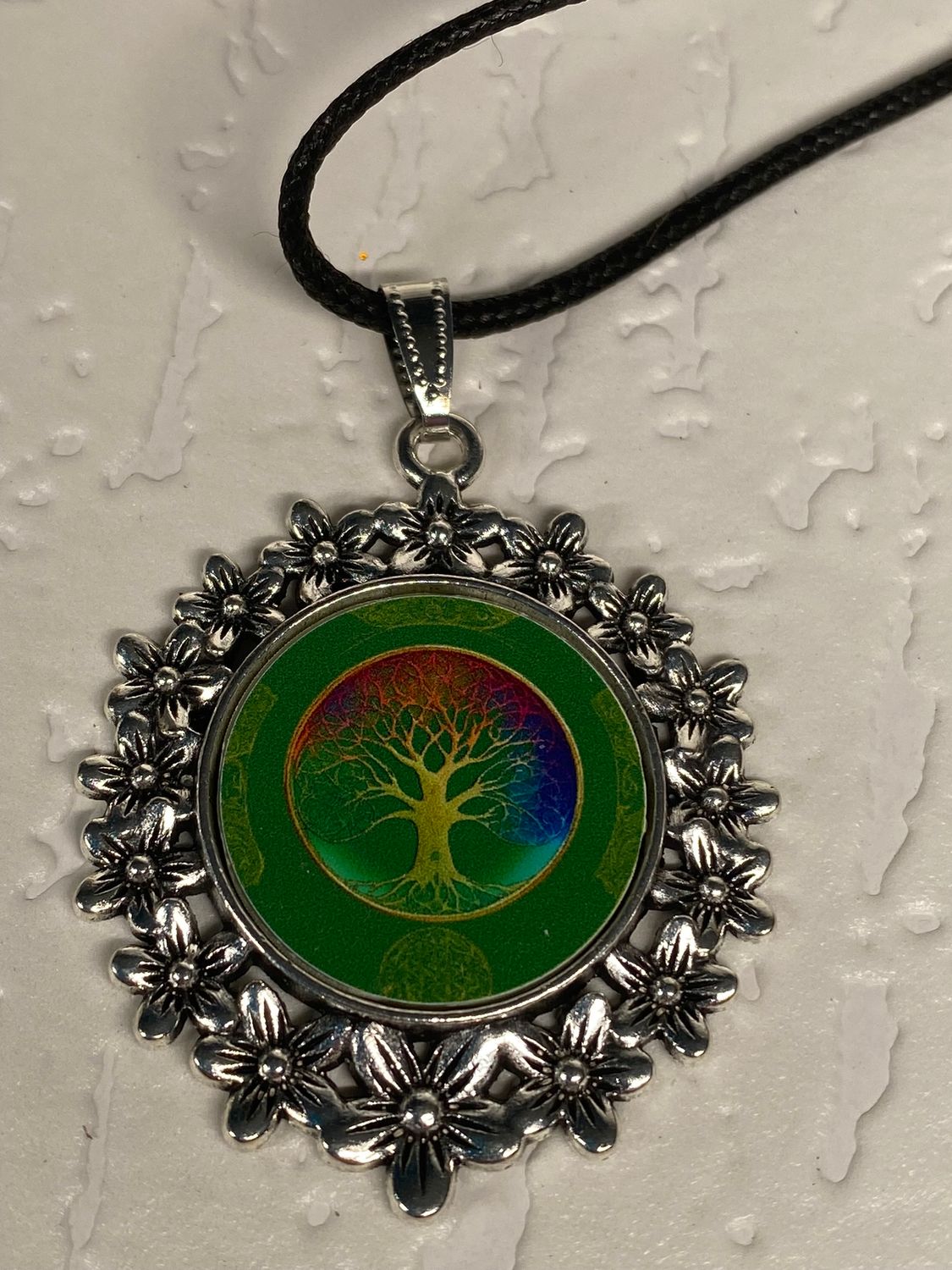 Amulett – silberfarben Blumenmuster mit Baum des Lebens Symbol – Produktansicht 1