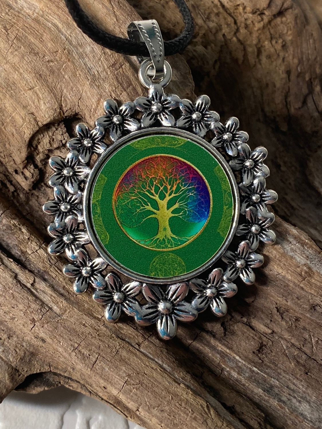 Amulett – silberfarben Blumenmuster mit Baum des Lebens Symbol – Produktansicht 1