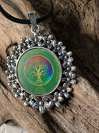 Amulett – silberfarben Blumenmuster mit Baum des Lebens Symbol – Produktansicht 1