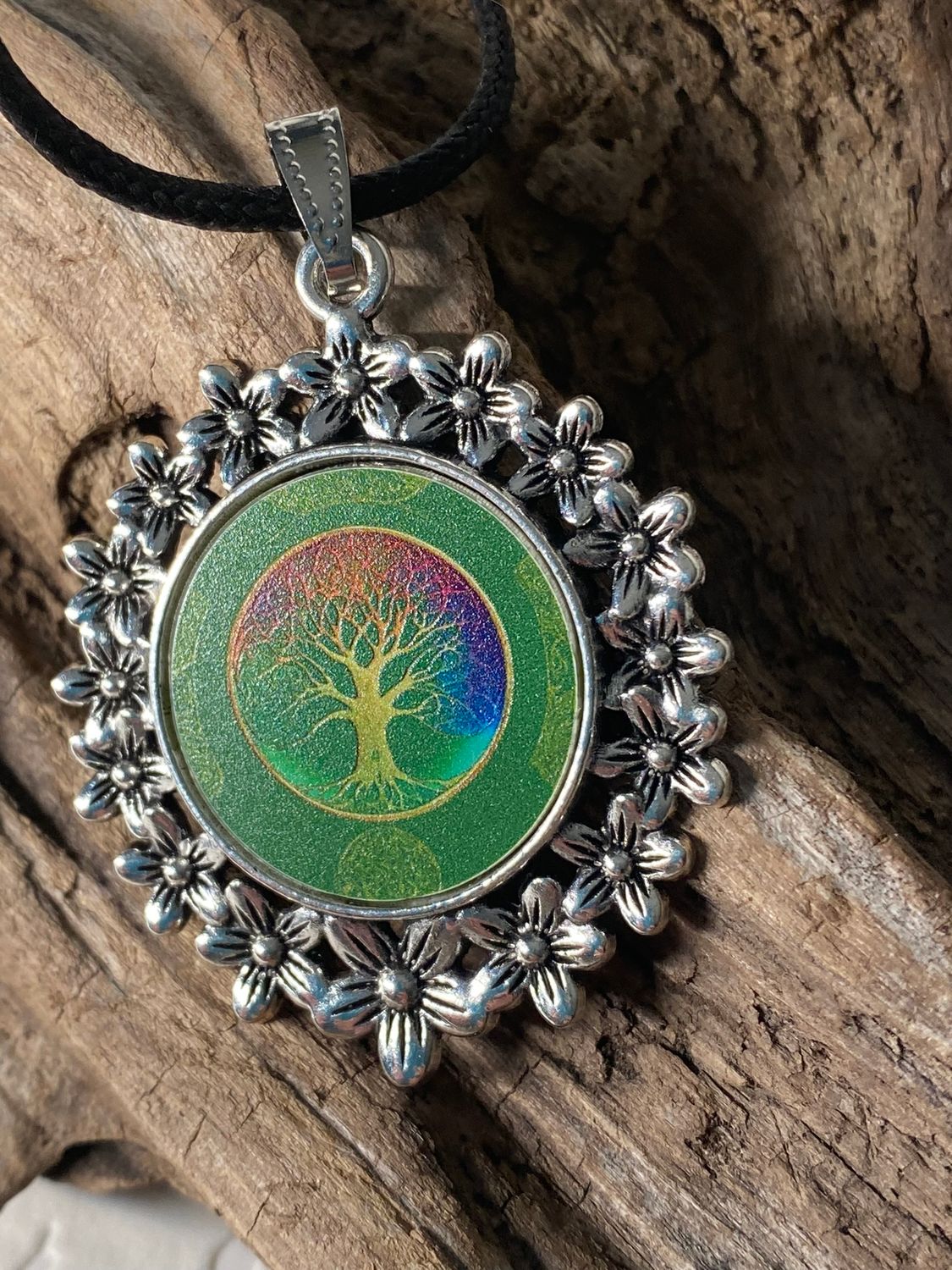 Amulett – silberfarben Blumenmuster mit Baum des Lebens Symbol – Produktansicht 1