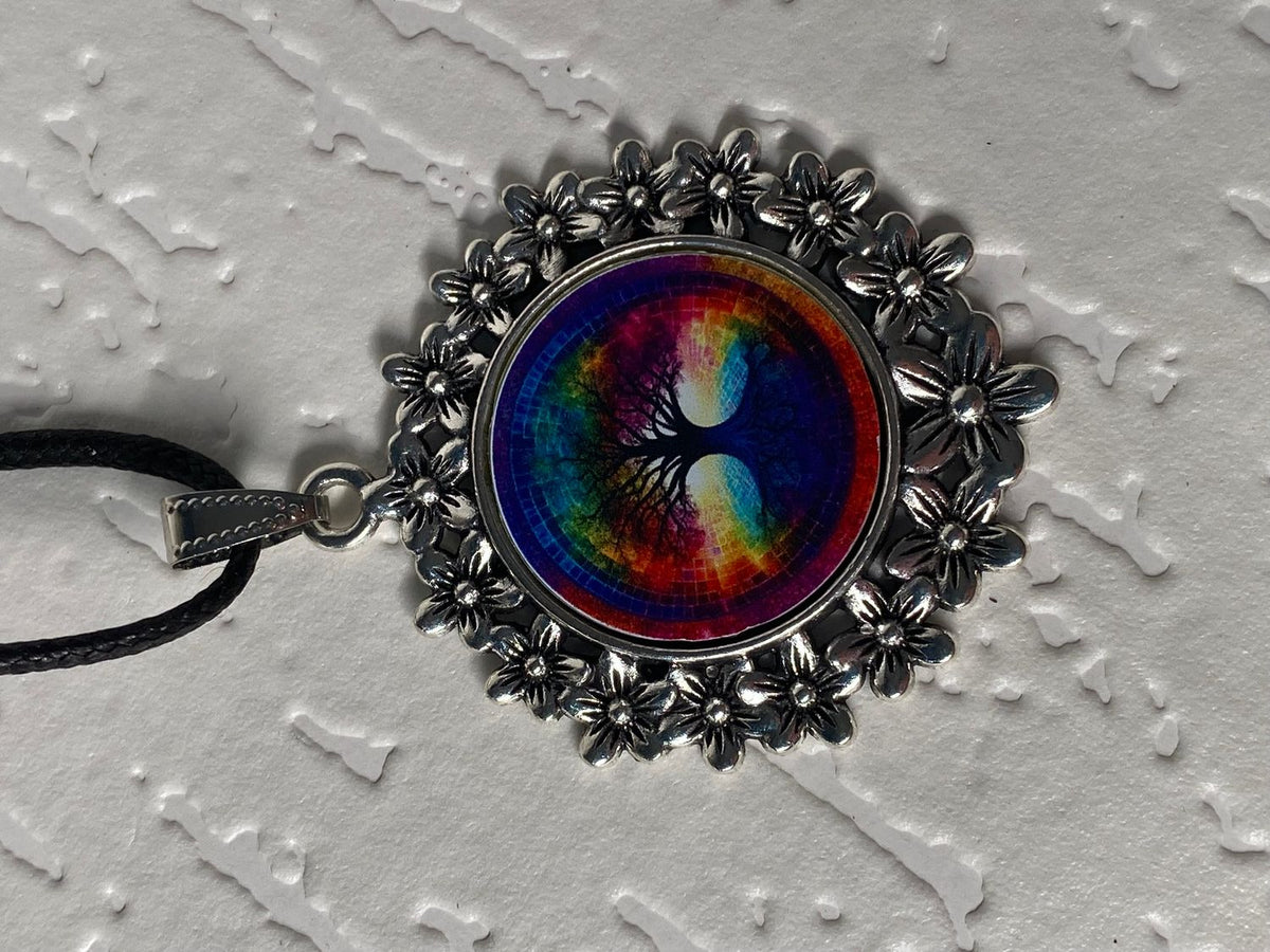 Amulett – silberfarben Blumenmuster mit Baum des Lebens Symbol – Produktansicht 1