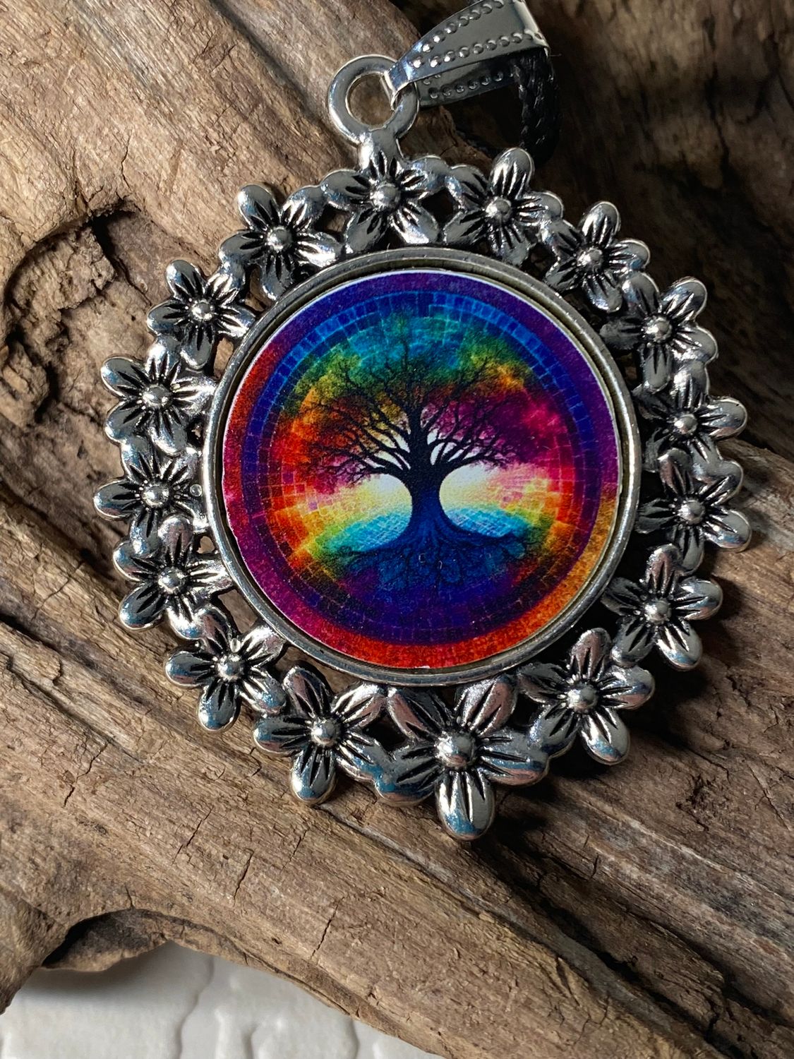 Amulett – silberfarben Blumenmuster mit Baum des Lebens Symbol – Produktansicht 1