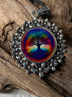 Amulett – silberfarben Blumenmuster mit Baum des Lebens Symbol – Produktansicht 1