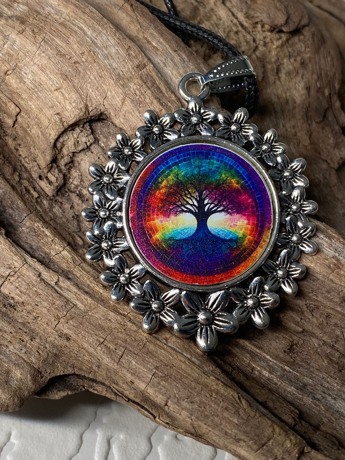 Amulett – silberfarben Blumenmuster mit Baum des Lebens Symbol – Produktansicht 1