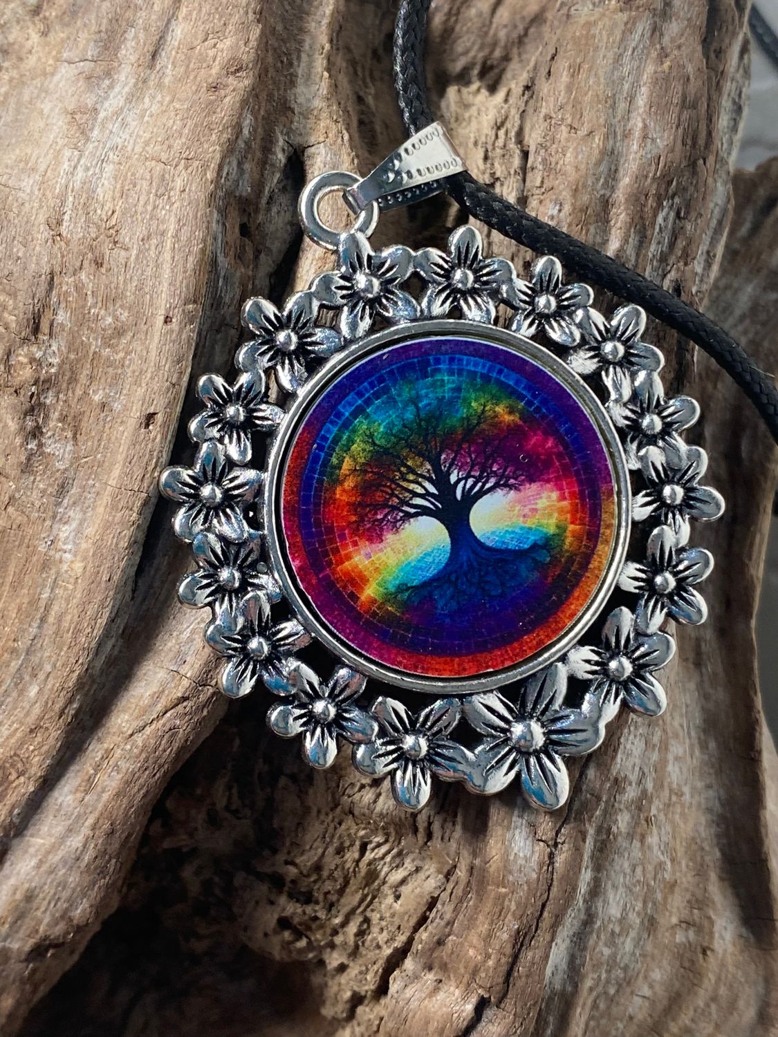 Amulett – silberfarben Blumenmuster mit Baum des Lebens Symbol – Produktansicht 1