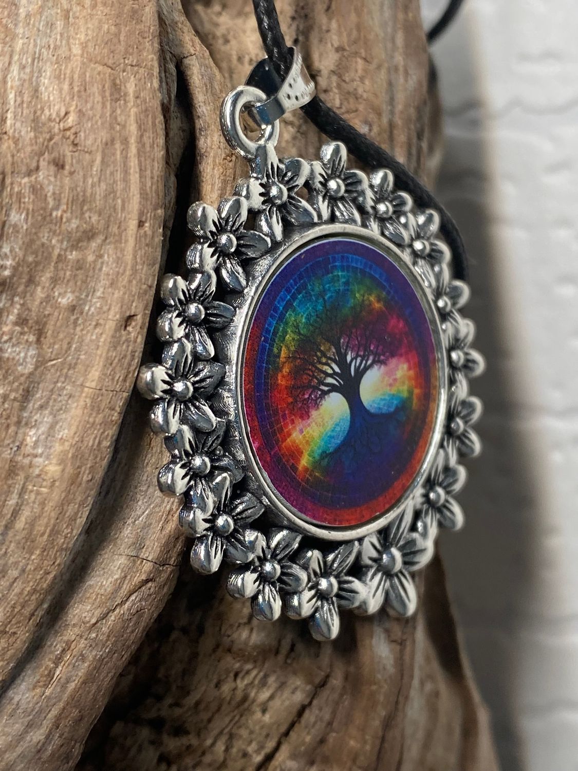 Amulett – silberfarben Blumenmuster mit Baum des Lebens Symbol – Produktansicht 1