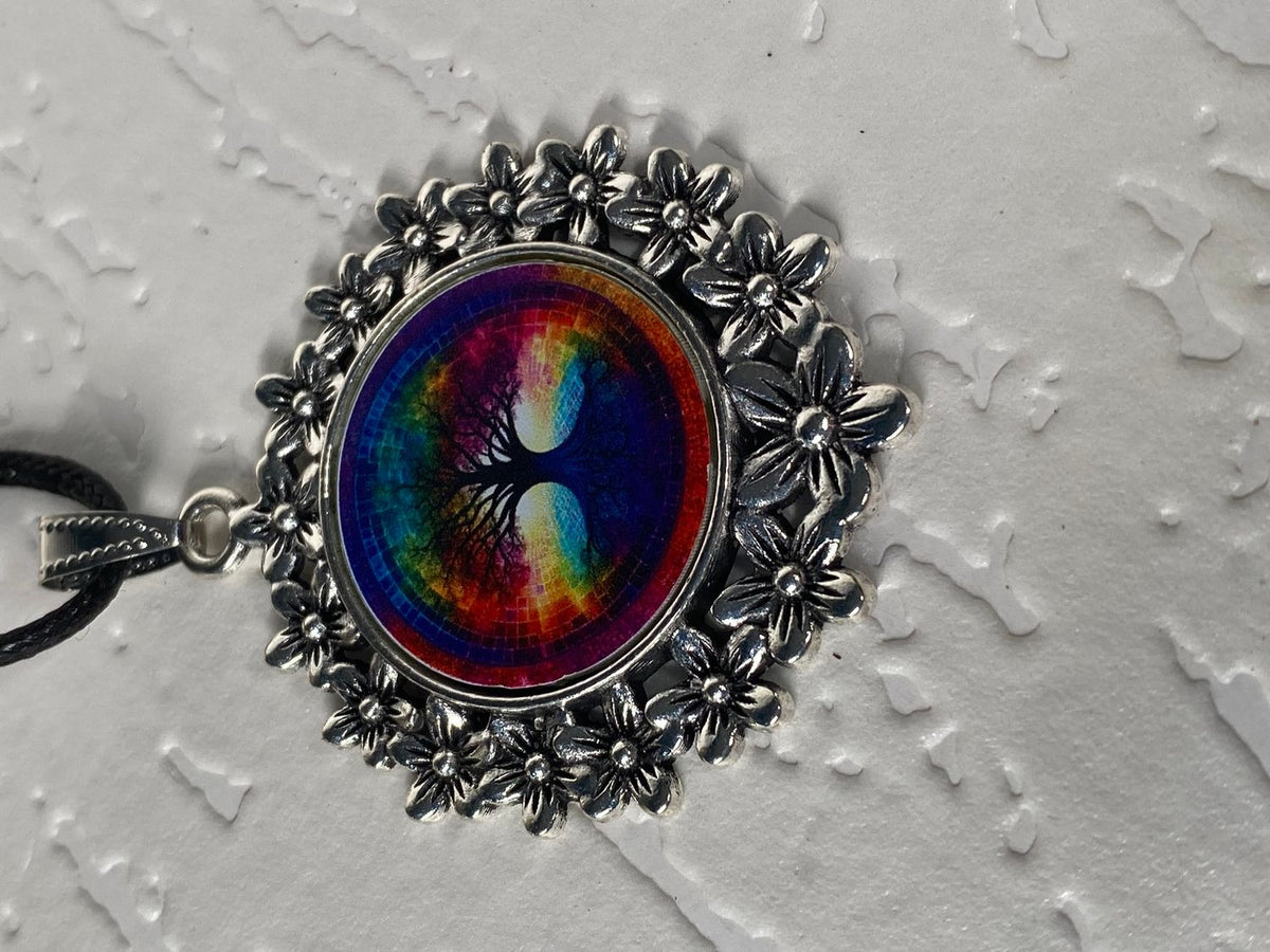 Amulett – silberfarben Blumenmuster mit Baum des Lebens Symbol – Produktansicht 1