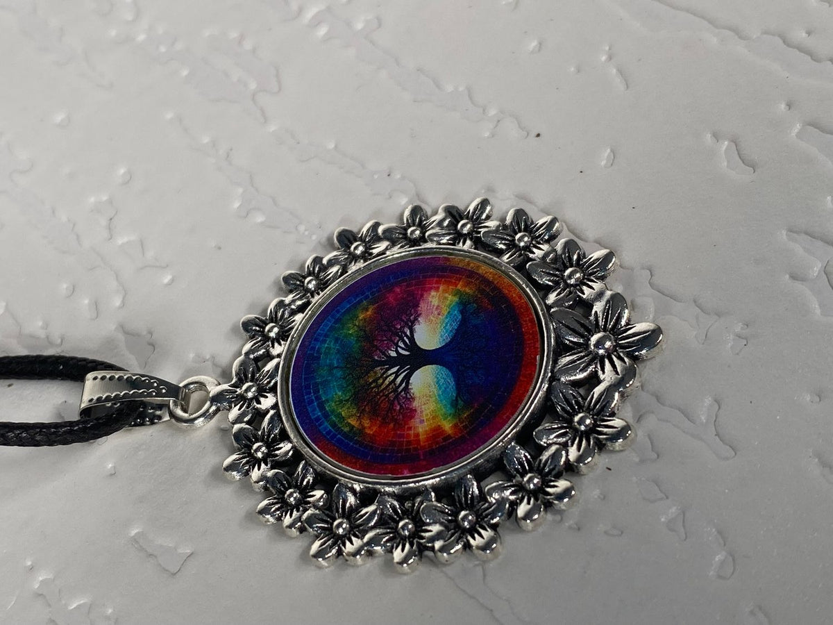 Amulett – silberfarben Blumenmuster mit Baum des Lebens Symbol – Produktansicht 1