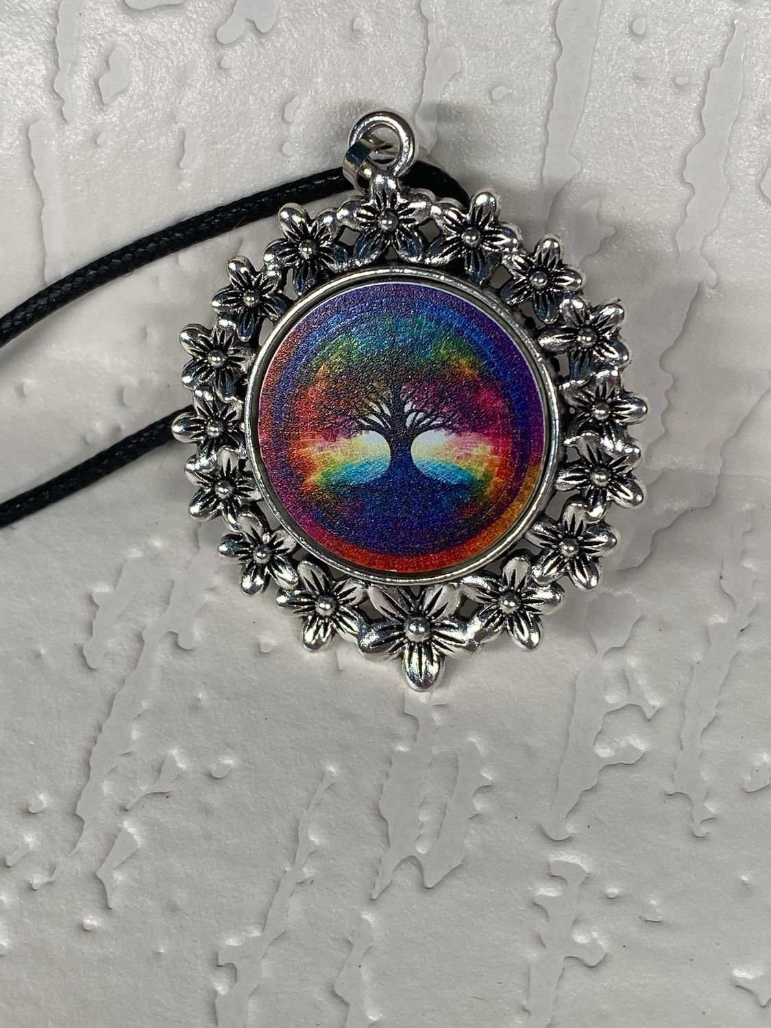 Amulett – silberfarben Blumenmuster mit Baum des Lebens Symbol – Produktansicht 1