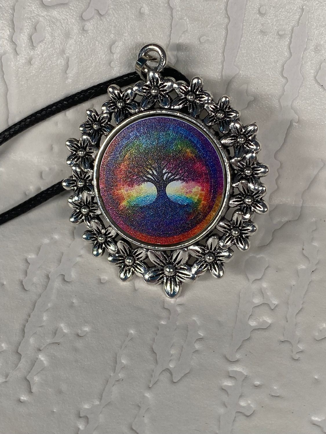 Amulett – silberfarben Blumenmuster mit Baum des Lebens Symbol – Produktansicht 1