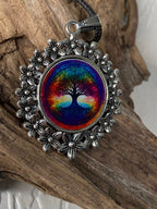 Amulett – silberfarben Blumenmuster mit Baum des Lebens Symbol – Produktansicht 1
