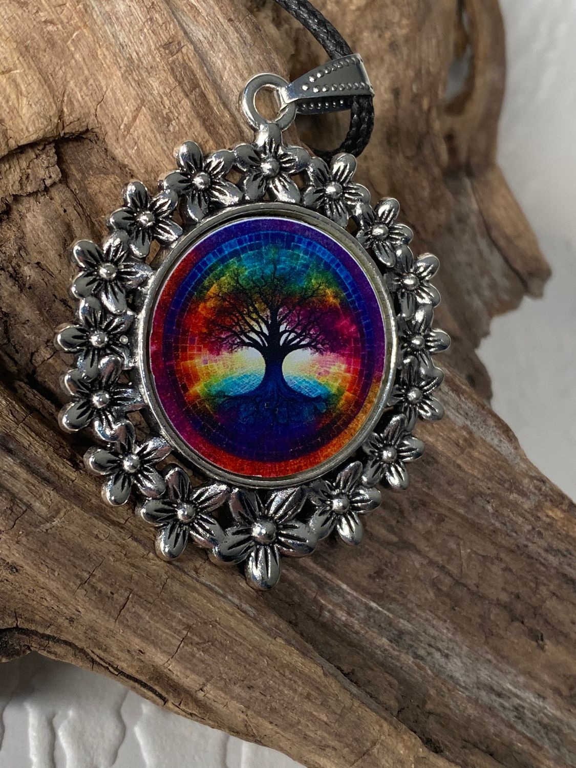 Amulett – silberfarben Blumenmuster mit Baum des Lebens Symbol – Produktansicht 1