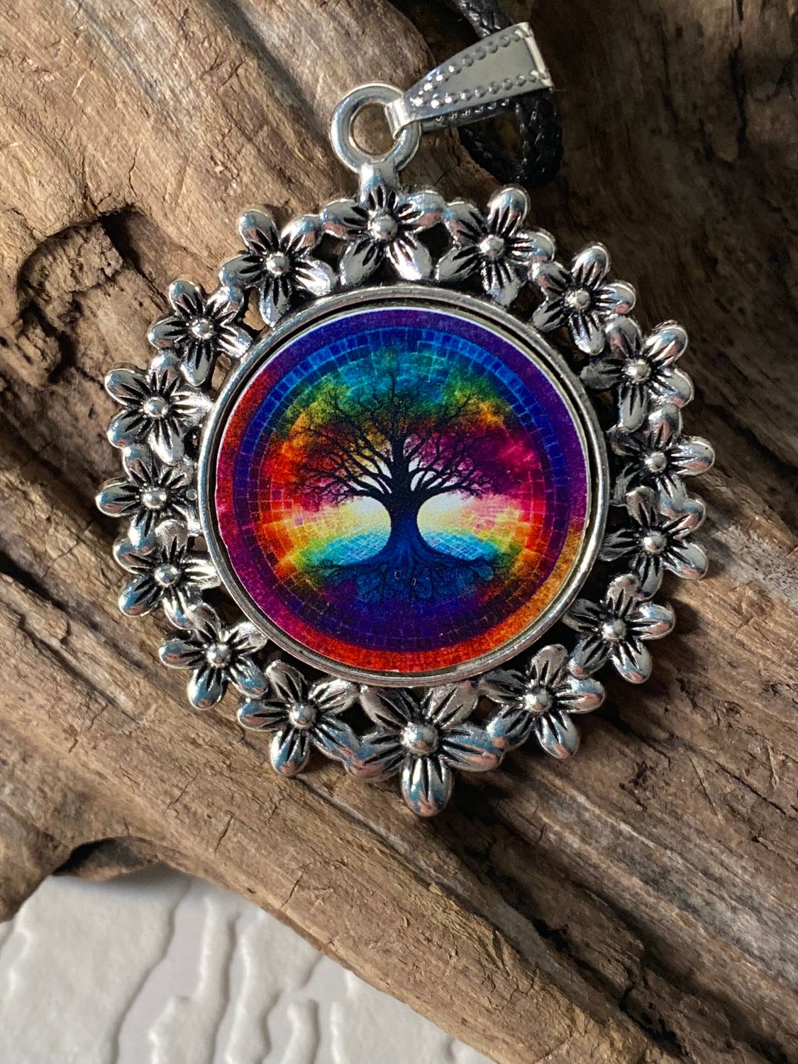 Amulett – silberfarben Blumenmuster mit Baum des Lebens Symbol – Produktansicht 1