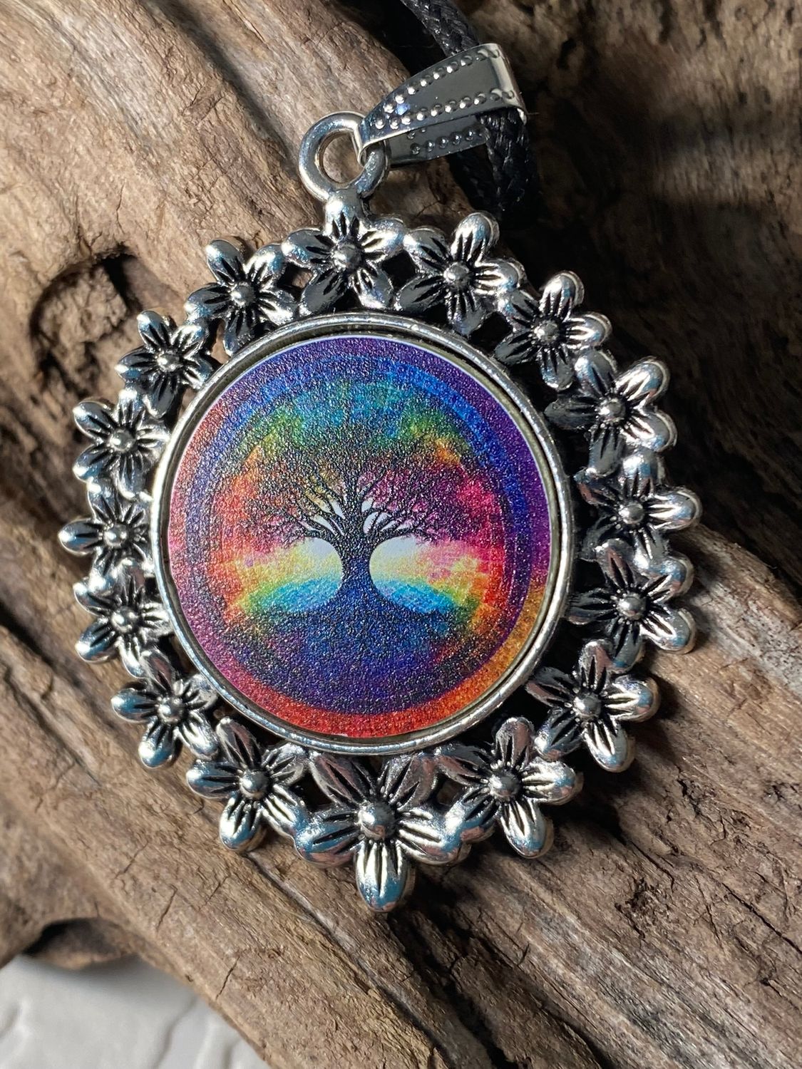 Amulett – silberfarben Blumenmuster mit Baum des Lebens Symbol – Produktansicht 1