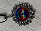 Amulett – silberfarben Blumenmuster mit Baum des Lebens Symbol – Produktansicht 1