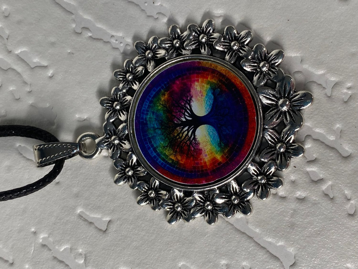 Amulett – silberfarben Blumenmuster mit Baum des Lebens Symbol – Produktansicht 1
