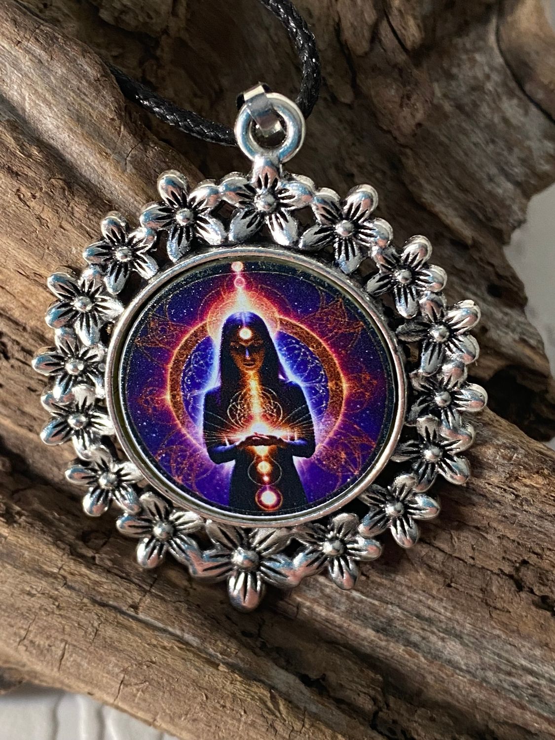 Amulett – silberfarben Blumenmuster mit Wicca Zauberin Symbol – Produktansicht 1