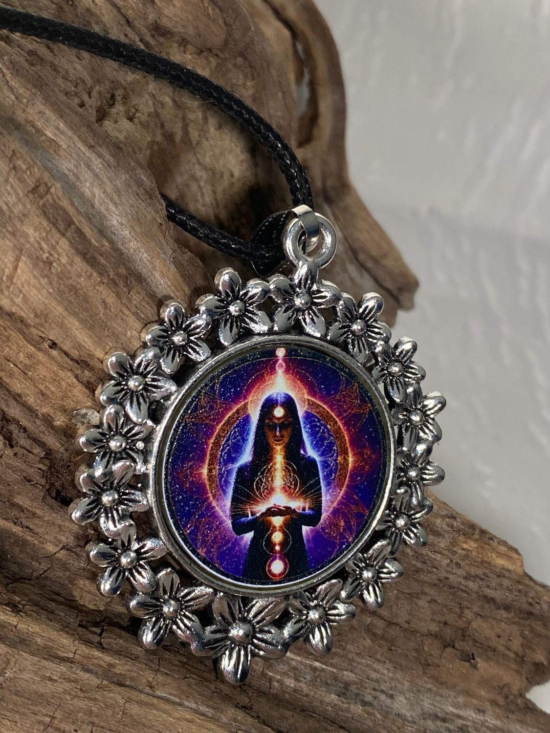 Amulett – silberfarben Blumenmuster mit Wicca Zauberin Symbol – Produktansicht 1