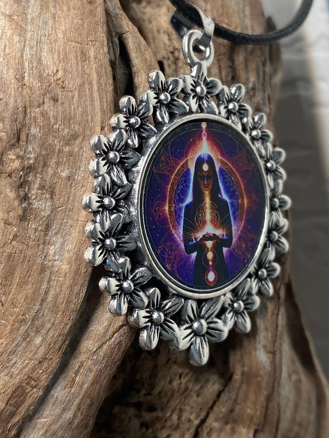 Amulett – silberfarben Blumenmuster mit Wicca Zauberin Symbol – Produktansicht 1