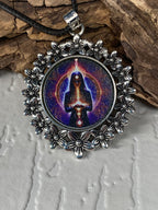 Amulett – silberfarben Blumenmuster mit Wicca Zauberin Symbol – Produktansicht 1