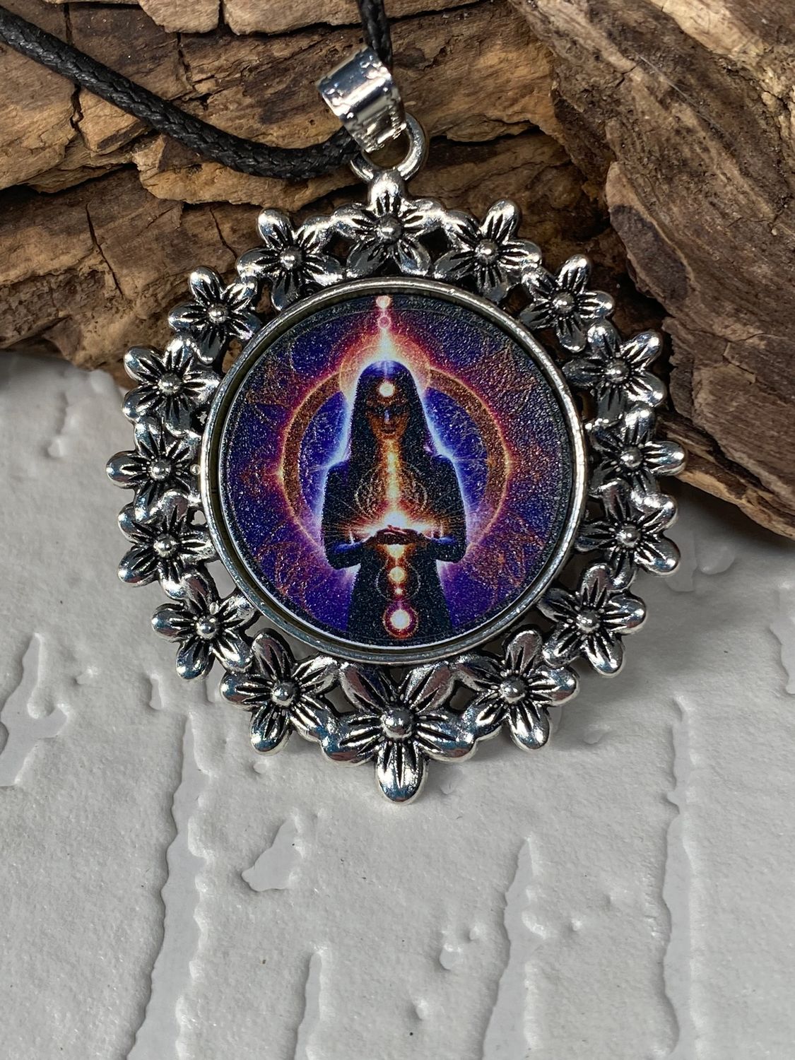Amulett – silberfarben Blumenmuster mit Wicca Zauberin Symbol – Produktansicht 1