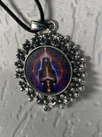 Amulett – silberfarben Blumenmuster mit Wicca Zauberin Symbol – Produktansicht 1