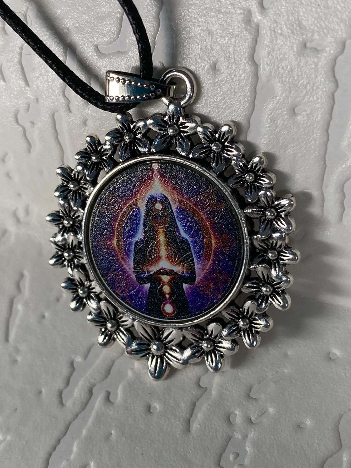 Amulett – silberfarben Blumenmuster mit Wicca Zauberin Symbol – Produktansicht 1