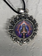 Amulett – silberfarben Blumenmuster mit Wicca Zauberin Symbol – Produktansicht 1