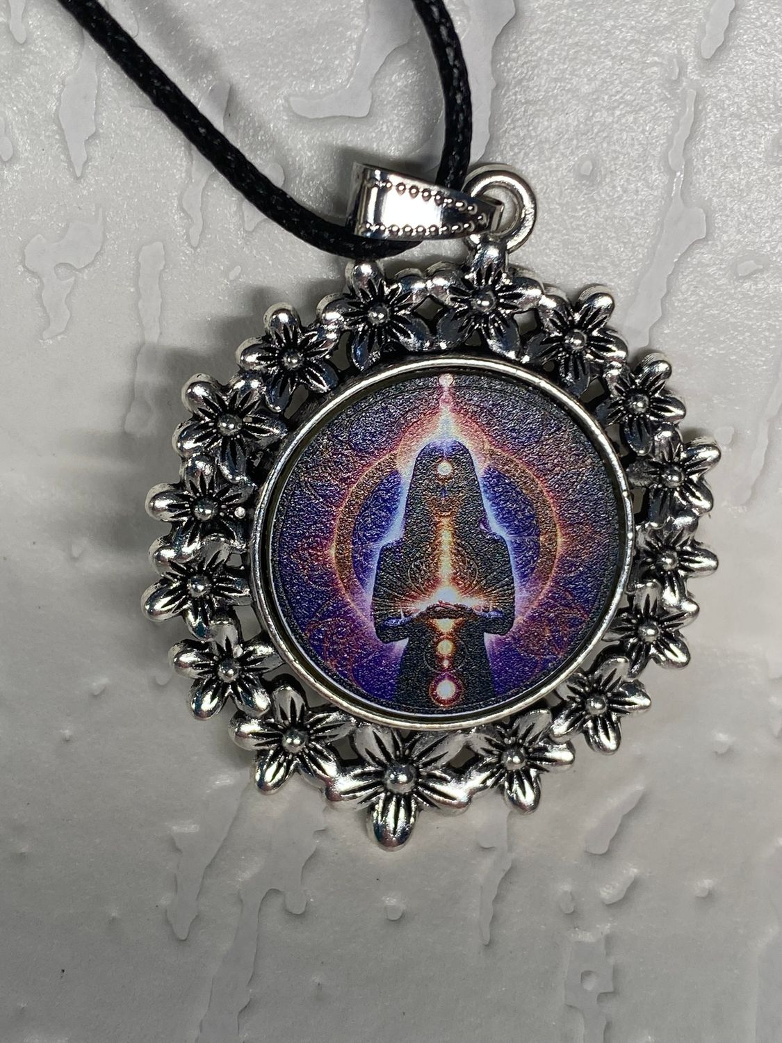 Amulett – silberfarben Blumenmuster mit Wicca Zauberin Symbol – Produktansicht 1