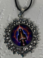 Amulett – silberfarben Blumenmuster mit Wicca Zauberin Symbol – Produktansicht 1