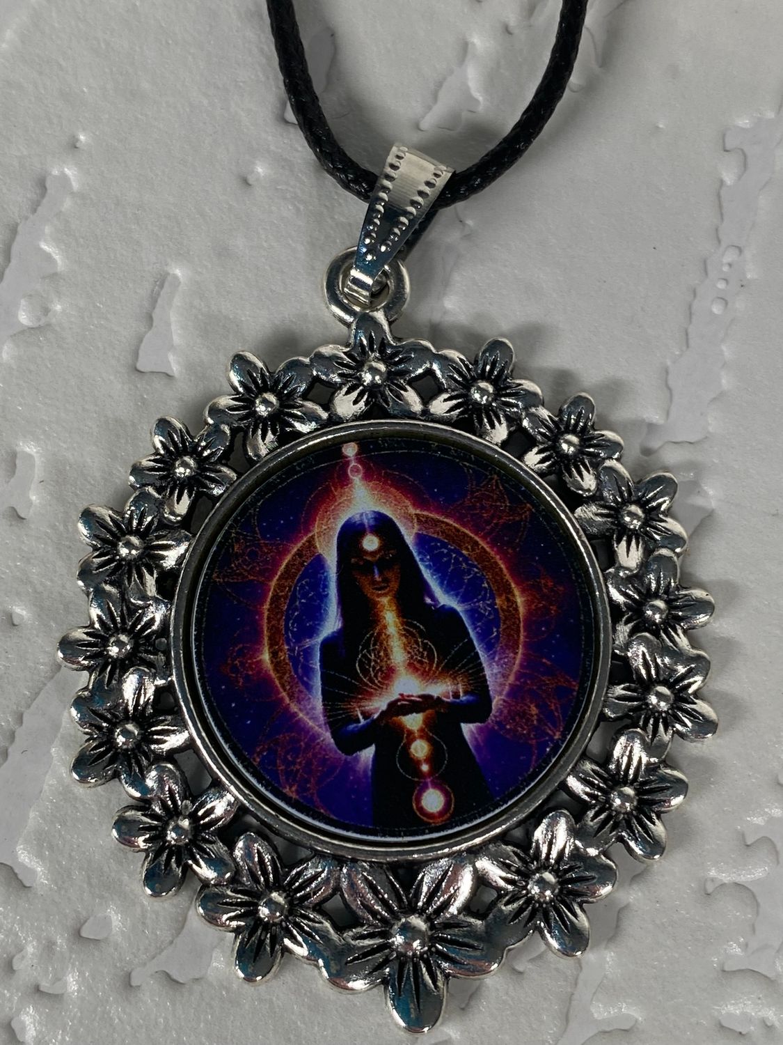 Amulett – silberfarben Blumenmuster mit Wicca Zauberin Symbol – Produktansicht 1