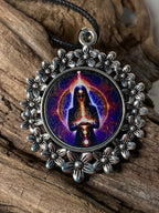 Amulett – silberfarben Blumenmuster mit Wicca Zauberin Symbol – Produktansicht 1
