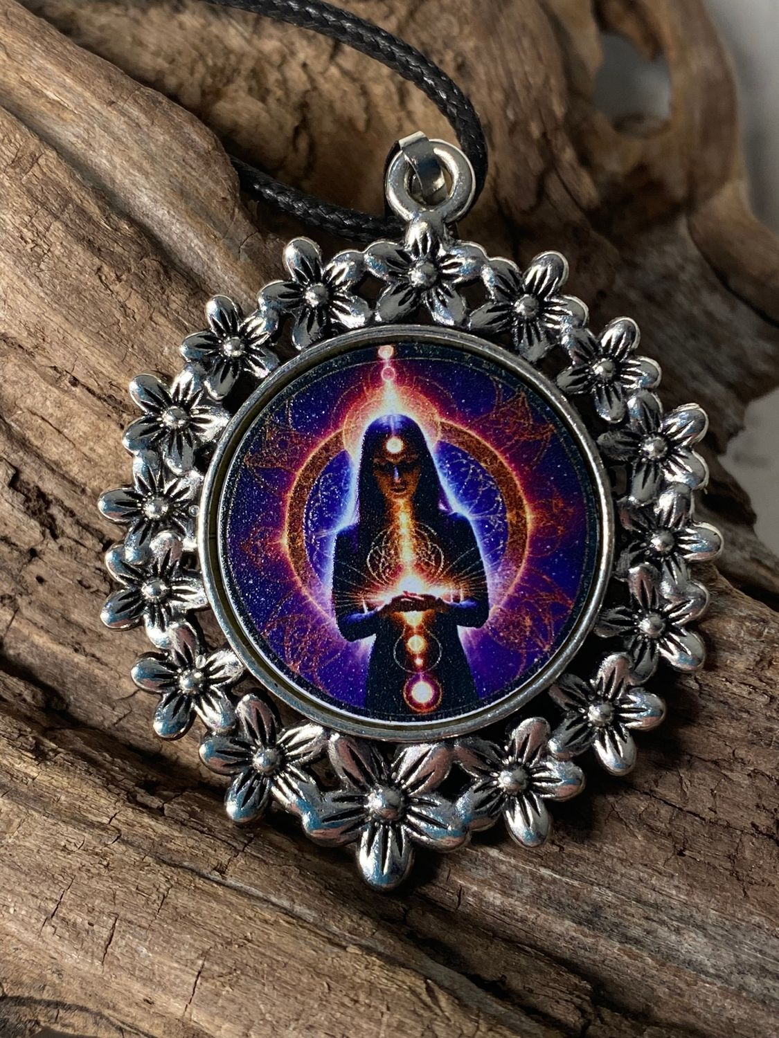 Amulett – silberfarben Blumenmuster mit Wicca Zauberin Symbol – Produktansicht 1