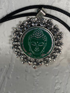 Amulett – silberfarben Blumenmuster mit Buddha Symbol – Produktansicht 1