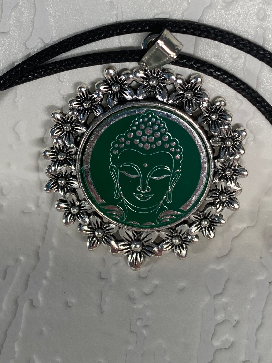 Amulett – silberfarben Blumenmuster mit Buddha Symbol – Produktansicht 1