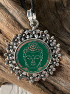 Amulett – silberfarben Blumenmuster mit Buddha Symbol – Produktansicht 1