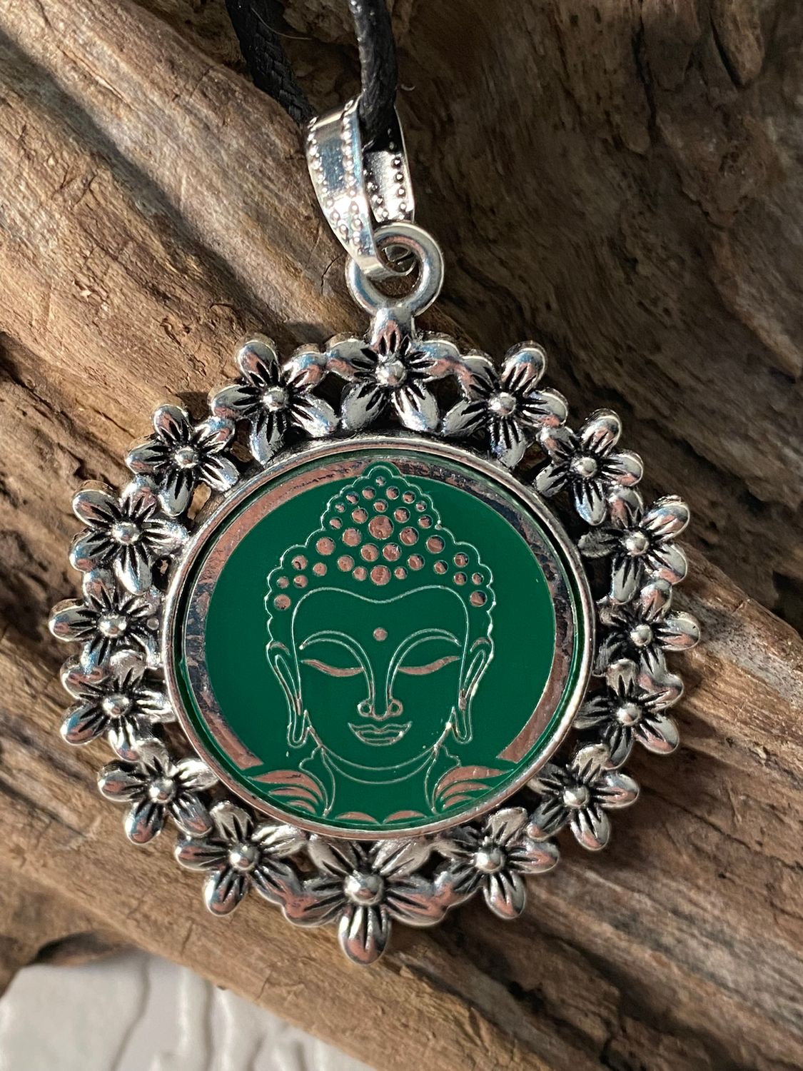 Amulett – silberfarben Blumenmuster mit Buddha Symbol – Produktansicht 1