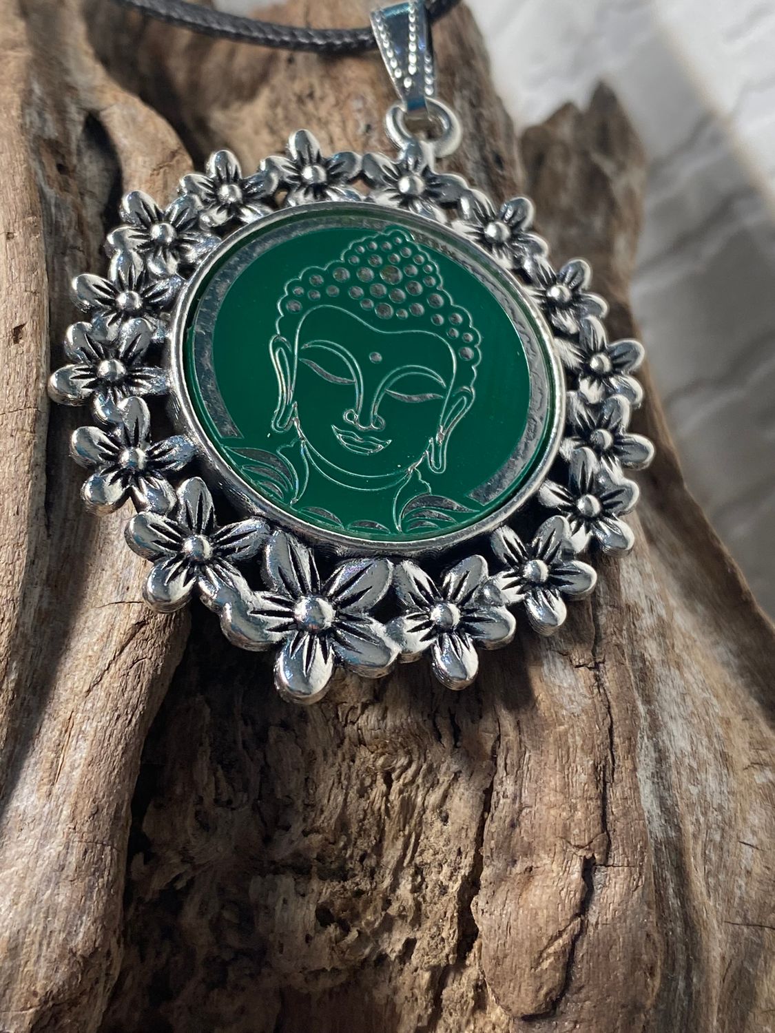 Amulett – silberfarben Blumenmuster mit Buddha Symbol – Produktansicht 1
